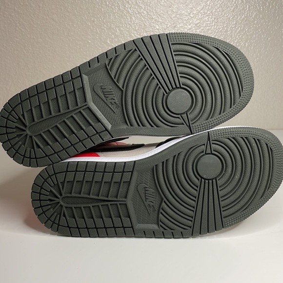 Woman’s air Jordan 1 Mid SE ‘Newsprint’ - Picture 6 of 7